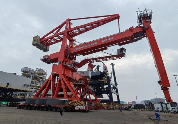 華新機(jī)電承接的國(guó)內(nèi)最大無人值守螺旋式<br>卸船機(jī)順利完成整體吊裝就位作業(yè)