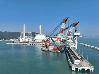 華潤海豐卸船機順利吊裝，助力粵港澳大灣區(qū)能源供應